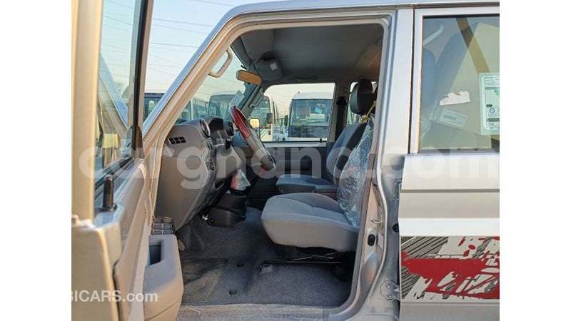 Big with watermark toyota land cruiser ashanti import dubai 52220