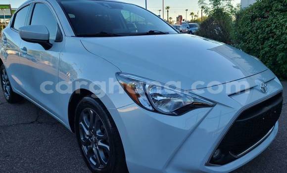 Ra Àlòkù Toyota Yaris funfun Ọkọ̀ in Accra ni Greater Accra