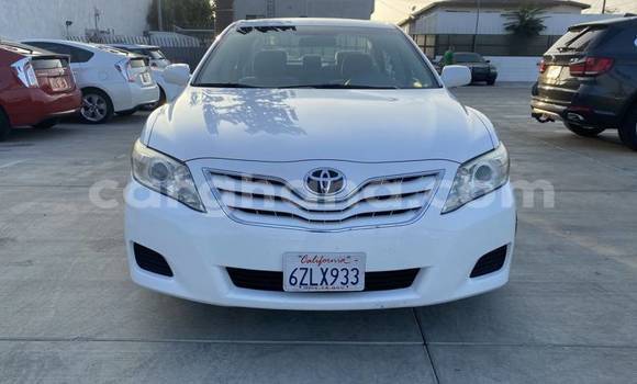 Ra Àlòkù Toyota Camry funfun Ọkọ̀ in Accra ni Greater Accra