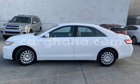 Sayi Na hannu Toyota Camry White Mota in Accra a Greater Accra Sayi Na hannu Toyota Camry White Mota in Accra a Greater Accra