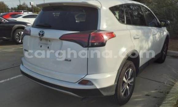 Sayi Na hannu Toyota RAV4 White Mota in Accra a Greater Accra Sayi Na hannu Toyota RAV4 White Mota in Accra a Greater Accra
