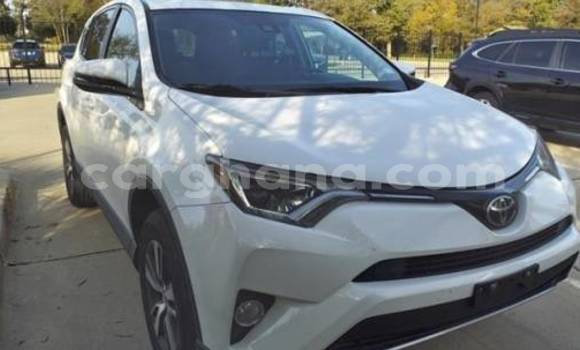 Ra Àlòkù Toyota RAV4 funfun Ọkọ̀ in Accra ni Greater Accra
