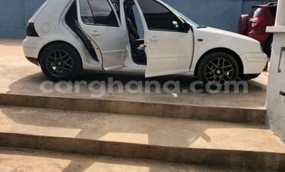 Ra Àlòkù Volkswagen Golf funfun Ọkọ̀ in Accra ni Greater Accra Ra Àlòkù Volkswagen Golf funfun Ọkọ̀ in Accra ni Greater Accra