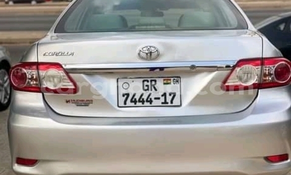 Sayi Na hannu Toyota Corolla Azurfa Mota in Accra a Greater Accra