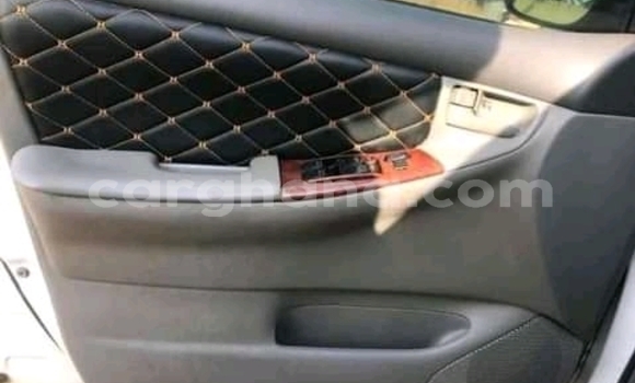 Ra Àlòkù Toyota Corolla funfun Ọkọ̀ in Accra ni Greater Accra Ra Àlòkù Toyota Corolla funfun Ọkọ̀ in Accra ni Greater Accra