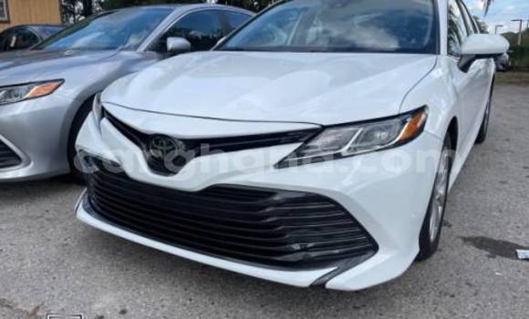 Sayi Na hannu Toyota Camry White Mota in Accra a Greater Accra
