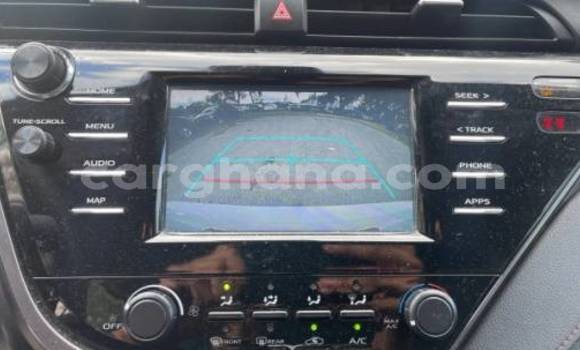 Ra Àlòkù Toyota Camry funfun Ọkọ̀ in Accra ni Greater Accra Ra Àlòkù Toyota Camry funfun Ọkọ̀ in Accra ni Greater Accra