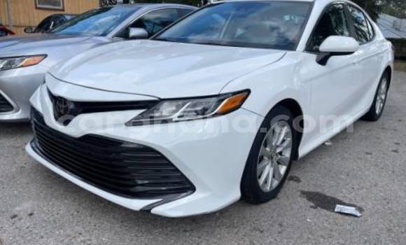 Ra Àlòkù Toyota Camry funfun Ọkọ̀ in Accra ni Greater Accra Ra Àlòkù Toyota Camry funfun Ọkọ̀ in Accra ni Greater Accra