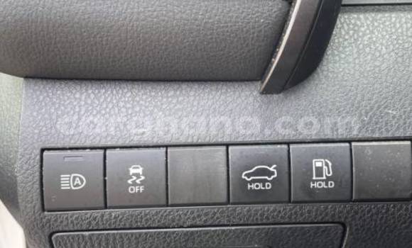 Ra Àlòkù Toyota Camry funfun Ọkọ̀ in Accra ni Greater Accra Ra Àlòkù Toyota Camry funfun Ọkọ̀ in Accra ni Greater Accra