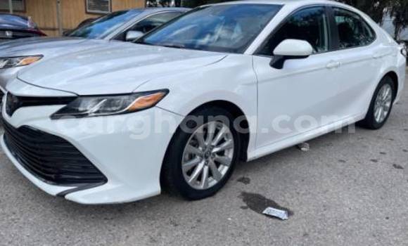 Ra Àlòkù Toyota Camry funfun Ọkọ̀ in Accra ni Greater Accra Ra Àlòkù Toyota Camry funfun Ọkọ̀ in Accra ni Greater Accra