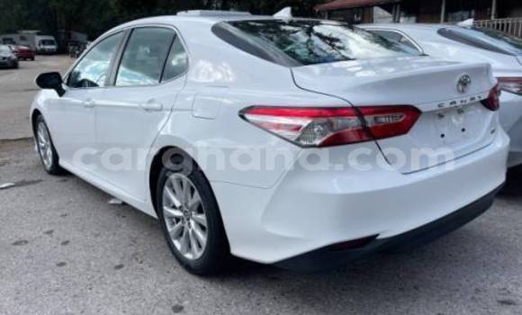 Ra Àlòkù Toyota Camry funfun Ọkọ̀ in Accra ni Greater Accra Ra Àlòkù Toyota Camry funfun Ọkọ̀ in Accra ni Greater Accra