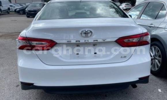 Ra Àlòkù Toyota Camry funfun Ọkọ̀ in Accra ni Greater Accra Ra Àlòkù Toyota Camry funfun Ọkọ̀ in Accra ni Greater Accra