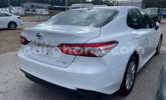 Ra Àlòkù Toyota Camry funfun Ọkọ̀ in Accra ni Greater Accra Ra Àlòkù Toyota Camry funfun Ọkọ̀ in Accra ni Greater Accra