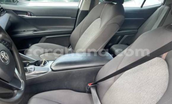 Ra Àlòkù Toyota Camry funfun Ọkọ̀ in Accra ni Greater Accra Ra Àlòkù Toyota Camry funfun Ọkọ̀ in Accra ni Greater Accra