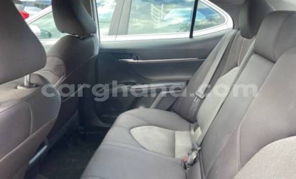 Ra Àlòkù Toyota Camry funfun Ọkọ̀ in Accra ni Greater Accra Ra Àlòkù Toyota Camry funfun Ọkọ̀ in Accra ni Greater Accra