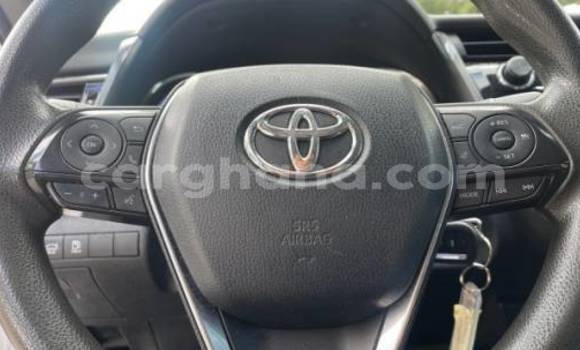 Ra Àlòkù Toyota Camry funfun Ọkọ̀ in Accra ni Greater Accra Ra Àlòkù Toyota Camry funfun Ọkọ̀ in Accra ni Greater Accra