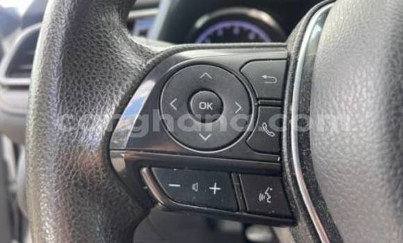 Ra Àlòkù Toyota Camry funfun Ọkọ̀ in Accra ni Greater Accra Ra Àlòkù Toyota Camry funfun Ọkọ̀ in Accra ni Greater Accra