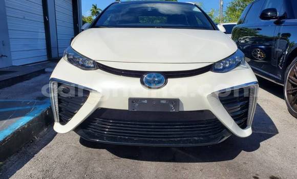 Ra Àlòkù Toyota Mirai funfun Ọkọ̀ in Accra ni Greater Accra