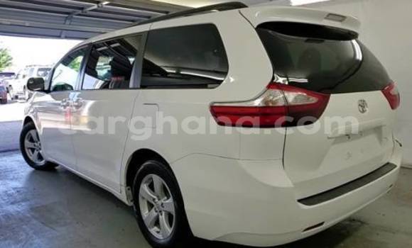 Sayi Na hannu Toyota Sienna White Mota in Accra a Greater Accra Sayi Na hannu Toyota Sienna White Mota in Accra a Greater Accra