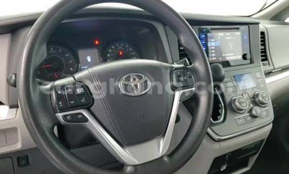 Sayi Na hannu Toyota Sienna White Mota in Accra a Greater Accra Sayi Na hannu Toyota Sienna White Mota in Accra a Greater Accra