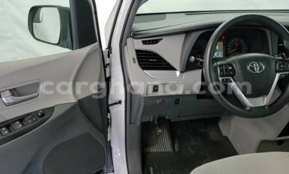 Sayi Na hannu Toyota Sienna White Mota in Accra a Greater Accra Sayi Na hannu Toyota Sienna White Mota in Accra a Greater Accra