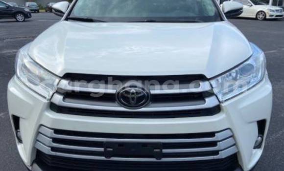 Sayi Na hannu Toyota Highlander White Mota in Accra a Greater Accra