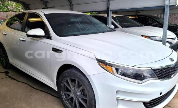 Ra Àlòkù Kia Optima funfun Ọkọ̀ in Accra ni Greater Accra Ra Àlòkù Kia Optima funfun Ọkọ̀ in Accra ni Greater Accra