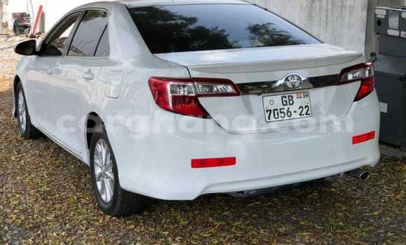 Ra Àlòkù Toyota Camry funfun Ọkọ̀ in Accra ni Greater Accra Ra Àlòkù Toyota Camry funfun Ọkọ̀ in Accra ni Greater Accra