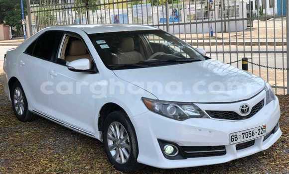 Ra Àlòkù Toyota Camry funfun Ọkọ̀ in Accra ni Greater Accra Ra Àlòkù Toyota Camry funfun Ọkọ̀ in Accra ni Greater Accra