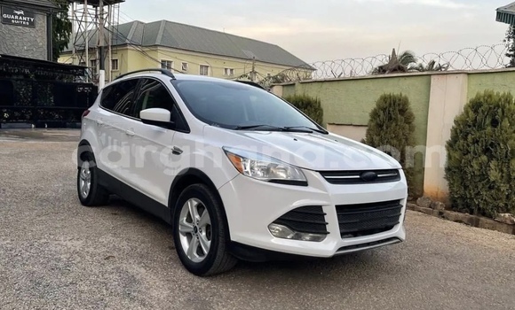 Ra Àlòkù Ford Escape funfun Ọkọ̀ in Accra ni Greater Accra Ra Àlòkù Ford Escape funfun Ọkọ̀ in Accra ni Greater Accra