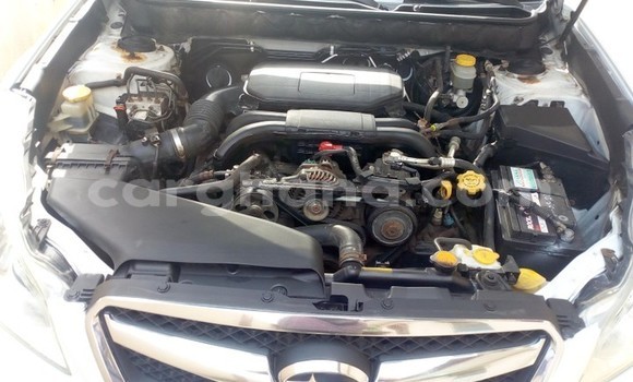 Ra Àlòkù Subaru Legacy funfun Ọkọ̀ in Sekondi–Takoradi Metropolitan ni Oorun Ra Àlòkù Subaru Legacy funfun Ọkọ̀ in Sekondi–Takoradi Metropolitan ni Oorun