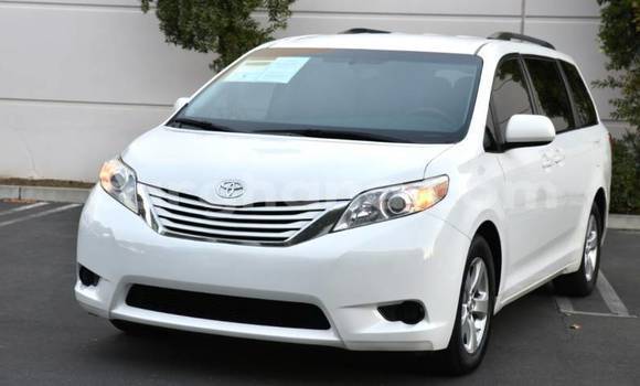 Sayi Na hannu Toyota Sienna White Mota in Accra a Greater Accra Sayi Na hannu Toyota Sienna White Mota in Accra a Greater Accra