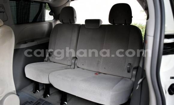 Sayi Na hannu Toyota Sienna White Mota in Accra a Greater Accra Sayi Na hannu Toyota Sienna White Mota in Accra a Greater Accra