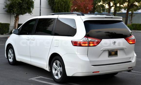 Sayi Na hannu Toyota Sienna White Mota in Accra a Greater Accra Sayi Na hannu Toyota Sienna White Mota in Accra a Greater Accra