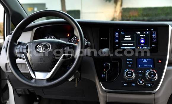 Sayi Na hannu Toyota Sienna White Mota in Accra a Greater Accra Sayi Na hannu Toyota Sienna White Mota in Accra a Greater Accra