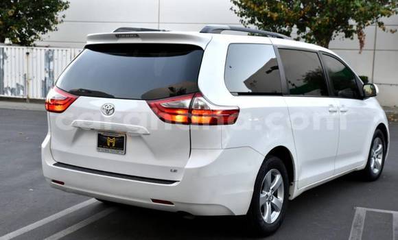 Sayi Na hannu Toyota Sienna White Mota in Accra a Greater Accra Sayi Na hannu Toyota Sienna White Mota in Accra a Greater Accra