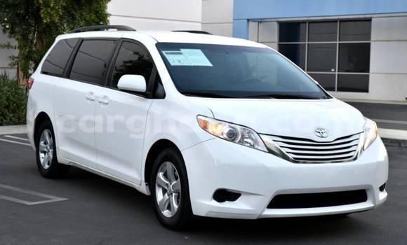 Sayi Na hannu Toyota Sienna White Mota in Accra a Greater Accra Sayi Na hannu Toyota Sienna White Mota in Accra a Greater Accra
