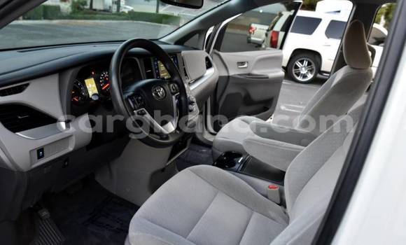 Sayi Na hannu Toyota Sienna White Mota in Accra a Greater Accra Sayi Na hannu Toyota Sienna White Mota in Accra a Greater Accra