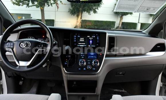 Sayi Na hannu Toyota Sienna White Mota in Accra a Greater Accra Sayi Na hannu Toyota Sienna White Mota in Accra a Greater Accra