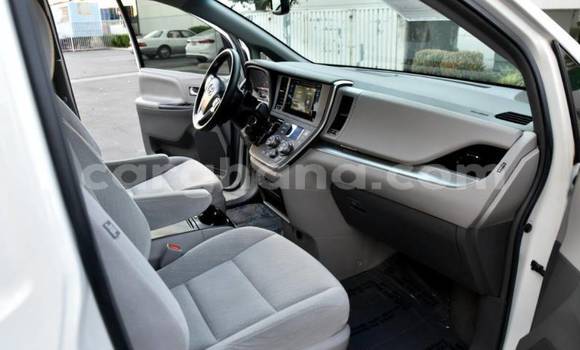 Sayi Na hannu Toyota Sienna White Mota in Accra a Greater Accra Sayi Na hannu Toyota Sienna White Mota in Accra a Greater Accra