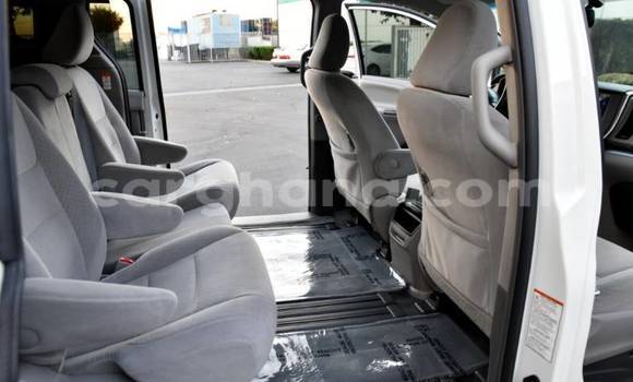 Sayi Na hannu Toyota Sienna White Mota in Accra a Greater Accra Sayi Na hannu Toyota Sienna White Mota in Accra a Greater Accra