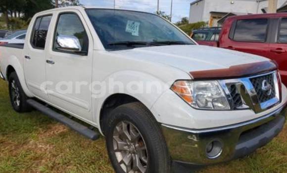 Sayi Na hannu Nissan Frontier White Mota in Accra a Greater Accra