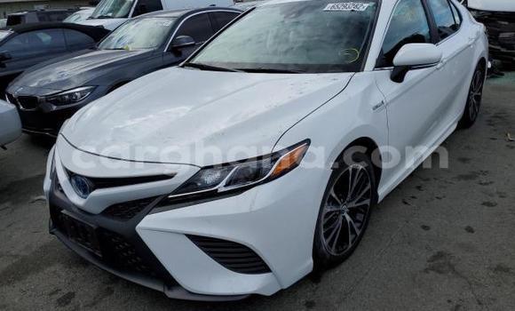 Ra Àlòkù Toyota Camry funfun Ọkọ̀ in Accra ni Greater Accra