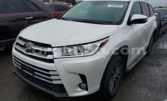 Ra Àlòkù Toyota Highlander funfun Ọkọ̀ in Accra ni Greater Accra