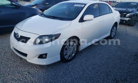 Sayi Na hannu Toyota Corolla White Mota in Accra a Greater Accra