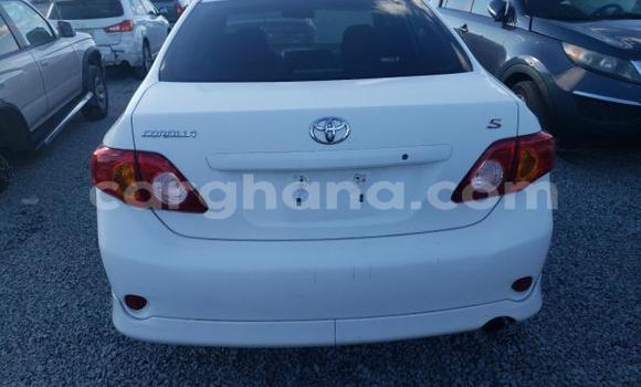 Sayi Na hannu Toyota Corolla White Mota in Accra a Greater Accra Sayi Na hannu Toyota Corolla White Mota in Accra a Greater Accra