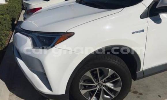 Sayi Na hannu Toyota RAV4 White Mota in Accra a Greater Accra