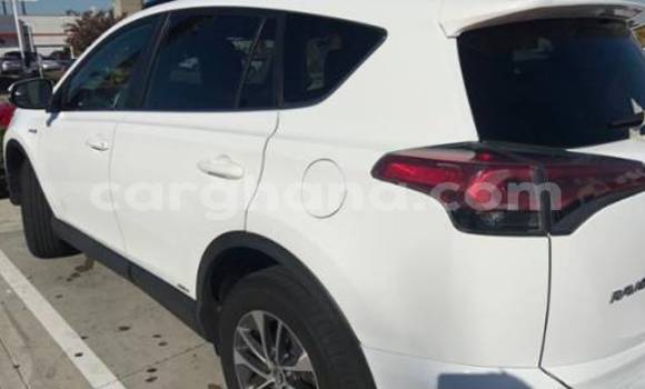 Sayi Na hannu Toyota RAV4 White Mota in Accra a Greater Accra Sayi Na hannu Toyota RAV4 White Mota in Accra a Greater Accra