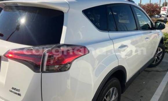Sayi Na hannu Toyota RAV4 White Mota in Accra a Greater Accra Sayi Na hannu Toyota RAV4 White Mota in Accra a Greater Accra