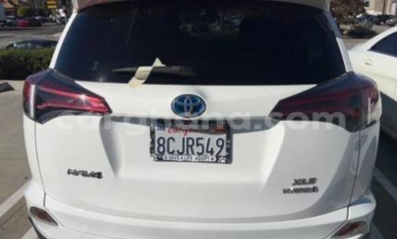 Sayi Na hannu Toyota RAV4 White Mota in Accra a Greater Accra Sayi Na hannu Toyota RAV4 White Mota in Accra a Greater Accra